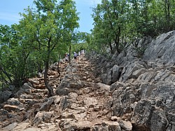 The climb up to Cross Mountain